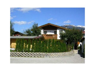 Haus Südansicht mit Parkplatz