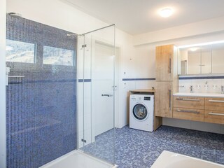 Bad, Dusche, Wanne, Doppelwaschtisch, 1.OG