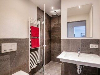 Badezimmer mit Regendusche