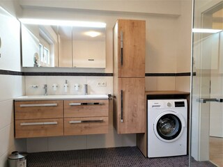 Bad 1.OG - Wanne, Dusche, WC, Waschmaschine