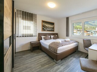 Schlafzimmer mit Kleiderschrank und Arbeitstisch