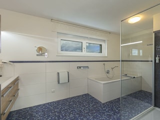 Bad mit Dusche, Wanne, Doppelwaschtisch, WC