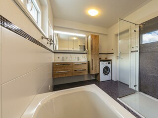 Bad mit Dusche, WC, Doppelwaschtisch, Wanne, WM