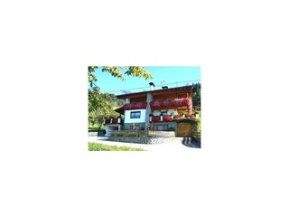 Viele bunte Blumen schmücken das Haus