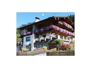 Viele bunte Blumen schmücken das Haus