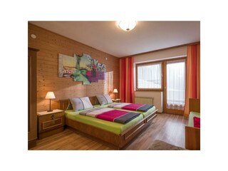 FW 90m² - Dreibettzimmer mit Balkon