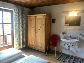 Balkonzimmer Schrank Waschbecken