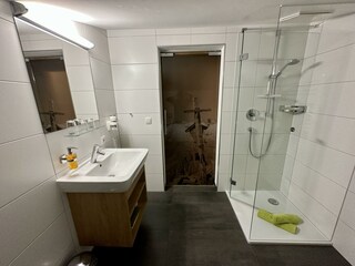 Badezimmer mit Dusche