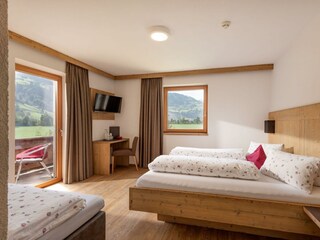 Dreibettzimmer mit Balkon