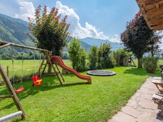 Garten mit Kinderspielplatz