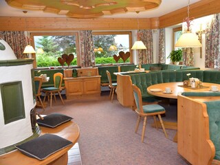 Frühstücksraum mit Kachelofen