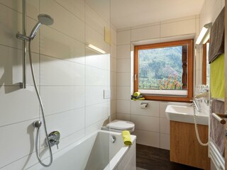 Badezimmer mit Badewanne