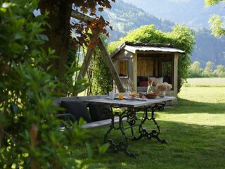 Garten mit Sitz- und Liegemöglichkeiten