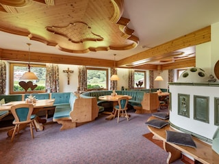 Frühstücksraum mit Kachelofen