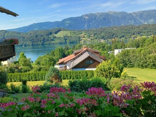 Blick vom Balkon zum See