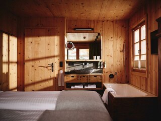 Schlafzimmer mit Badewanne