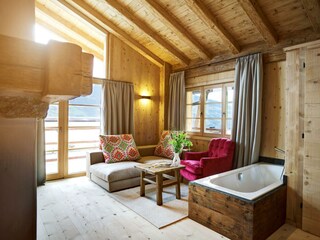 Wohnbereich | freistehende Badewanne