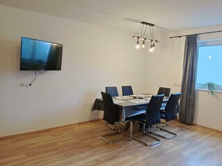 großer Flachbildschirm in der Wohnküche