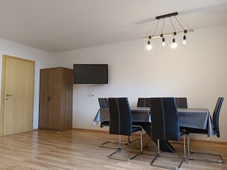 Wohnküche mit großzügigen Flachbildfernsehr