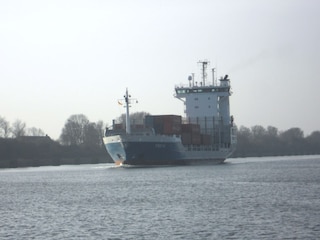 Ein Schiff im Nord - Ostsee - Kanal