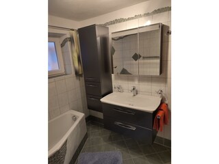Badezimmer mit Dusche und Badewanne