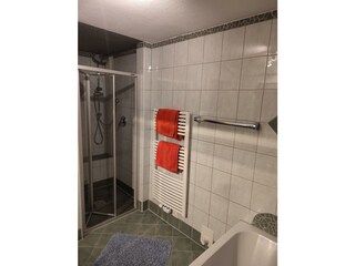 Badezimmer mit Dusche und Badewanne