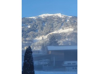 Blick zur Skipiste im Winter