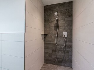 Lodge_Schoenfeld_Badezimmer_Dusche