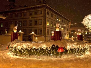 Dorfplatz Fügen Adventkranz