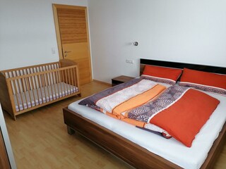 Schlafzimmer mit Gitterbett