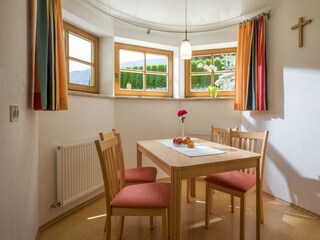 Barbara_Bernardi_Lenzengasse_5_Stumm_Esstisch