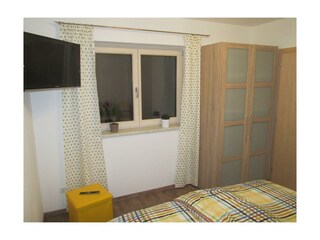 Zimmer 1 mit 2 türigen Kasten