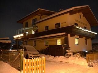 Haus Außenansicht bei Nacht