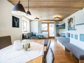 Zillertal_Chalet_Bergzeit_Wohnbereich mit Kachelof