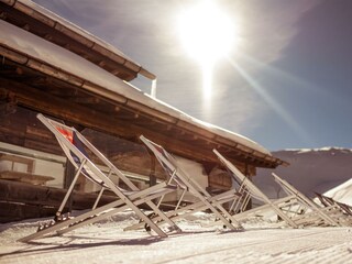 Hochfuegen_Liegestühle_unten_Sonne_Huette_Himmel(c