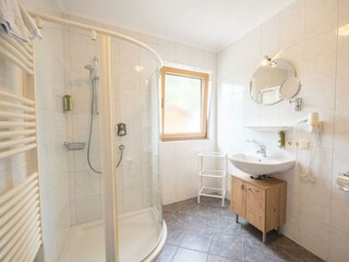 Badezimmer von Zimmer 3 Wohnung Rosengarten