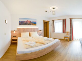 Schlafzimmer 1 der Wohnung Rosengarten Rundumblick