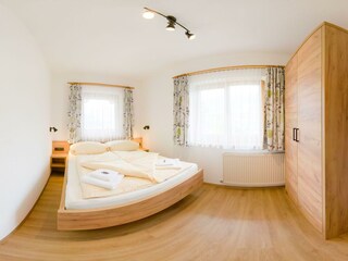 Schlafzimmer 2 der Wohnung Rosengarten Rundumblick