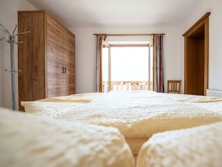 Schlafzimmer 3 mit Ausblick Wohnung Rosengarten