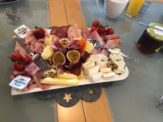 Verwöhnfrühstück Käse- und Wurstplatte