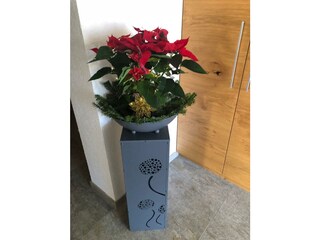 Blumenschmuck im Hausgang