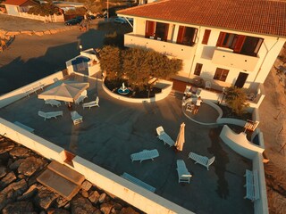 Abendstimmung auf der Terrasse am Meer