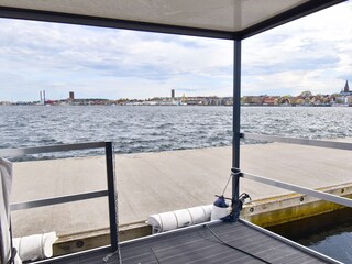 überdachte Terrasse mit freiem Blick auf das Wasser