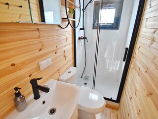 Badezimmer mit WC und Dusche