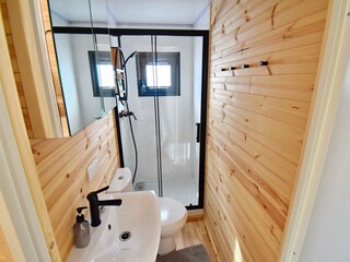 Badezimmer mit WC und Dusche
