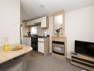 Trailer Polperro Features 10