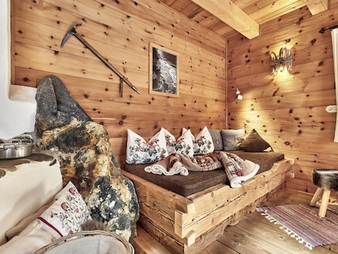 Alpenhut Felsenhuette