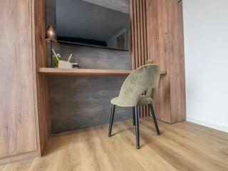 Schreibtisch und TV Mediathek