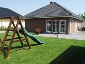 Terasse mit Garten und Spielplatz