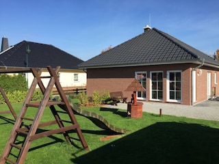 Spielplatz auf dem Grundstück